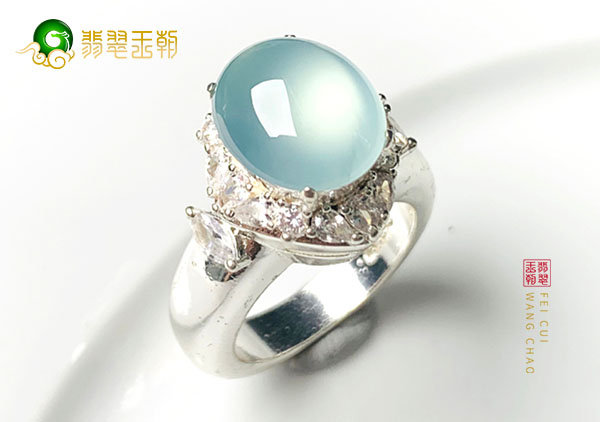 冰种蓝水色翡翠戒面镶嵌翡翠戒指的收藏价值