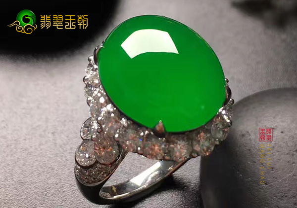 冰种浓绿翡翠戒面镶嵌戒指的价格如何判断
