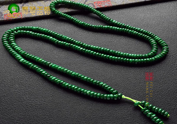 糯种浓绿翡翠珠链作为项链和手链的挑选技巧