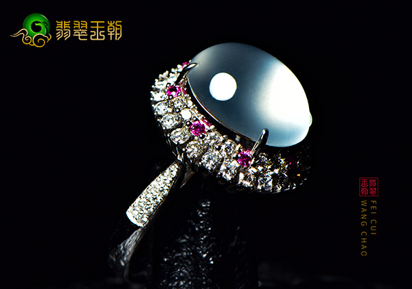 玻璃种无色翡翠戒指和钻石戒指哪个更有价值