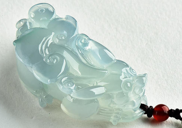 ​糯冰种蓝水色貔貅翡翠挂件的价格和挑选方法