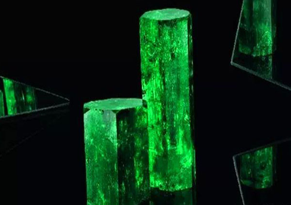 帝王绿翡翠和绿色宝石祖母绿之间的差异区分
