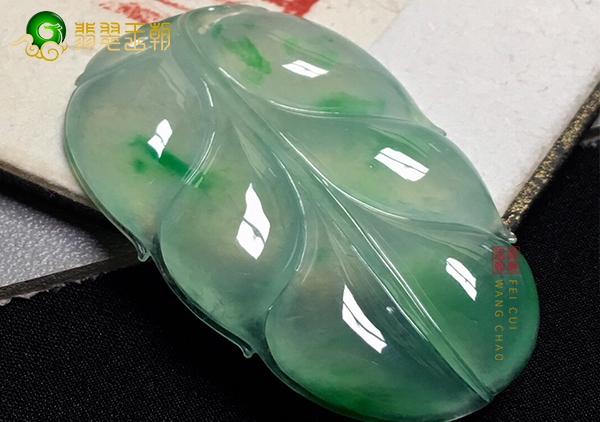 冰种飘绿色玉叶翡翠挂件里的绿色会变多吗？