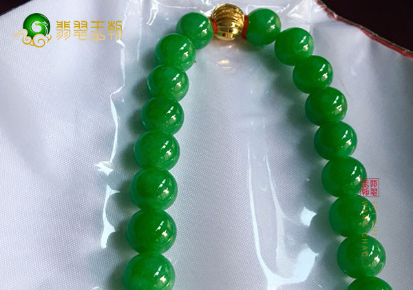 冰种阳绿翡翠珠子项链变色了就一定是假货吗？